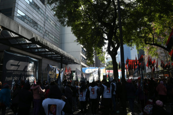 Buenos Aires, Argentina.- En las fotos tomadas el 13 de julio del 2023, organizaciones sociales se concentraron y marcharon por un aumento del salario mínimo. El Consejo del Salario Mínimo, Vital y Móvil aprobó este jueves por mayoría un aumento del 34 % en tres tramos (julio a septiembre), lo que elevará ese ingreso a 105.500 pesos este mes, a 112.500 en agosto y a 118.000 pesos en septiembre.