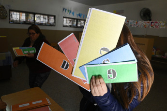 Santa Fe, Argentina.- En las fotos tomadas el 16 de julio del 2023, argentinos participan de las elecciones primarias en la provincia de Santa Fe. Con más del 98 por ciento de las mesas, Maximiliano Pullaro es el ganador de los comicios y se impuso en la interna del espacio que representa a Juntos por el Cambio; en tanto, Marcelo Lewandowski lideró en el frente oficialista.