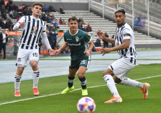 Buenos Aires, Argentina.- En las fotos tomadas el 24 de julio del 2023, durante el partido entre Gimnasia y Talleres en el estadio Kempes Nahuel Bustos. Talleres empató 2-2 con Gimnasia, Gastón Benavídez abrieron el marcador para la T, pero el Lobo igualó las acciones con doblete de Eric Ramírez.