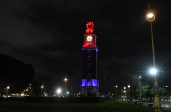 Buenos Aires, Argentina.- En las fotos tomadas el 12 de julio del 2023, los principales monumentos y edificios históricos de la Ciudad de Buenos Aires se iluminaron de rojo y azul en un gesto significativo para recordar el centenario del nacimiento del prestigioso cardiólogo René Favaloro. De esta forma se tiñeron con los "colores del corazón" el Palacio Lezama, la Usina del Arte, la Torre de los Ingleses, la escultura Floralis Genérica, el Monumento Carta Magna y el emblemático Obelisco del Centro porteño.