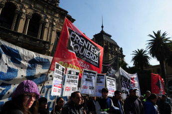 Jujuy, Argentina.- En las fotos tomadas el 20 de julio del 2023, durante una marcha contra la represión, la reforma en Jujuy y por la "Noche del Apagón". A un mes de la represión policial del 20 de junio en la provincia, que conicide además con los 47 años de la Noche del Apagón se realizaron protestas en todo el país para repudiar la represión en Jujuy impulsada por el gobierno de Gerardo Morales contra quienes se oponen a la reforma constitucional y homenajearon a las víctimas de los secuestros perpetrados en la última dictadura en la denominada "Noche del Apagón".