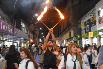 Jujuy, Argentina.- En las fotos tomadas el 5 de julio del 2023, gremios docentes y estatales continúan con las movilizaciones en demanda de recomposición salarial para ambos sectores. El rápido tratamiento y aprobación de la reforma parcial de la Constitución de Jujuy, entre protestas multitudinarias, implicó en su proceso reiterados hechos de represión, allanamientos controvertidos, el armado de causas y detenciones cuestionadas por colectivos de derechos humanos, al cumplirse este miércoles un mes del inicio de las protestas.