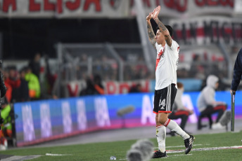 Buenos Aires, Argentina.- En las fotos tomadas el 15 de julio del 2023, River Plate celebra su inminente consagración en la Liga Profesional de Fútbol (LPF) tras el partido con Estudiantes de La Plata en el Monumental. River Plate venció a Estudiantes de La Plata por 3 a 1 y se coronó campeón de la Liga Profesional de Fútbol con dos fechas de anticipación, acompañado por 86.000 fervorosos hinchas que vivieron una fiesta completa en el Monumental.