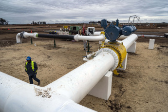 Salliqueló, Argentina.- En las fotos tomadas el 9 de julio del 2023, muestra el gasoducto Néstor Kirchner, tras ocho meses de la construcción del gasoducto, fundamental para aprovechar el gas de Vaca Muerta. El tramo que se presentó llega hasta Saliqueló, provincia de Buenos Aires, permitiría sustituir importaciones de combustible alternativo (fuel oil y gasoil) importados para la generación termoeléctrica, fuente de drenaje de divisas desde hace años.