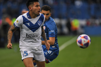 Buenos Aires, Argentina.- En las fotos tomadas el 24 de julio del 2023, durante el partido entre Vélez y Unión por la 26ta. y penúltima fecha de la Liga Profesional de Fútbol en el estadio José Amalfitani del barrio de Liniers. Vélez Sarsfield y Unión de Santa Fe empataron sin goles, una igualdad que deja a Vélez y Unión con 27 puntos en la Liga Profesional, están en los puestos 23 y 24 respectivamente.