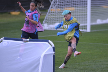 Auckland, Nueva Zelanda.- En las fotos tomadas el 18 de julio del 2023, las jugadoras de la Selección Argentina durante su primer entrenamiento abierto en el Michael Ave´s Reserve de Ellerslie, en Auckland. La Selección de Italia es el primer rival de Argentina. Luego de una gran crisis futbolística, el conjunto europeo está recuperando el nivel de su época dorada y ante eso deberán enfrentarse las dirigidas por Germán Portanova.