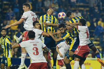 Rosario, Argentina.- En las fotos tomadas el 5 de julio del 2023, durante el partido entre Rosario Central y Estudiantes de La Plata por la fecha 23 de la Liga Profesional 2023 en el estadio Gigante de Arroyito. Rosario Central y Estudiantes empataron sin goles, con este resultado, el anfitrión del partido llegó a 36 puntos y se ubicó en el séptimo puesto. Por su parte, el equipo visitante se quedó en 38 unidades y está en el quinto lugar en el torneo.