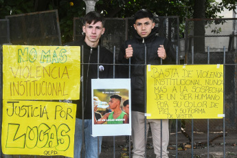 Buenos Aires, Argentina.- En las fotos tomadas el 11 de julio del 2023, la Justicia penal condenó a prisión perpetua a tres agentes de la Policía de la Ciudad de Buenos Aires por el “homicidio agravado por alevosía y odio racial” de Lucas González, un joven de 17 años que falleció en 2021 tras recibir varios disparos, según el fallo del Tribunal Oral en lo Criminal N° 25. Los condenados son el inspector Gabriel Alejandro Isassi, el oficial mayor Juan José López y el oficial Fabián Andrés Nieva, miembros de la División Brigadas y Sumarios 6 de la Comuna 4 de la Policía de la Capital.