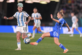 Auckland, Nueva Zelanda.- En las fotos tomadas el 24 de julio del 2023, durante el partido entre Italia y Argentina en el Mundial Femenino de la FIFA, válido por el Grupo G en el estadio Eden Park de Auckland, Nueva Zelanda. Italia derrotó este lunes a Argentina 1-0 con un gol en el final del partido intensamente disputado.