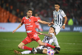 Mendoza, Argentina.- En las fotos tomadas el 20 de julio del 2023, durante el partido entre River Plate y Talleres por los 16avos de la Copa Argentina en el Estadio Malvinas Argentina. River Plate quedó eliminado en los 16avos de final de la Copa Argentina tras caer 1 a 0 con Talleres de Córdoba, que se impuso por el tanto de Rodrigo Garro a los 42 minutos del primer tiempo. El Millonario, que venía de obtener el título de la Liga Profesional el último sábado, es la tercera vez que queda eliminado en esta instancia de la Copa.