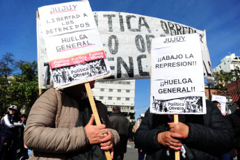 Jujuy, Argentina.- En las fotos tomadas el 20 de julio del 2023, durante una marcha contra la represión, la reforma en Jujuy y por la "Noche del Apagón". A un mes de la represión policial del 20 de junio en la provincia, que conicide además con los 47 años de la Noche del Apagón se realizaron protestas en todo el país para repudiar la represión en Jujuy impulsada por el gobierno de Gerardo Morales contra quienes se oponen a la reforma constitucional y homenajearon a las víctimas de los secuestros perpetrados en la última dictadura en la denominada "Noche del Apagón".