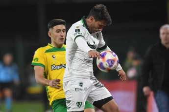 Buenos Aires, Argentina.- En las fotos tomadas el 23 de julio del 2023, durante el partido entre Defensa y Justicia y Sarmiento por la 26ta. fecha de la Liga Profesional de Fútbol en el Estadio Norberto Tomaghello. Defensa y Justicia venció por 3-0 a Sarmiento como local. Para Defensa y Justicia los goles fueron marcados por Nicolás Tripicchio (a los 11 minutos), David Barbona (a los 54 minutos) y Facundo Echevarría (a los 93 minutos). En la próxima fecha, Sarmiento se medirá con Banfield, mientras que Defensa y Justicia tendrá como rival a Union.