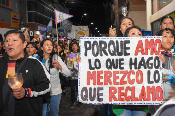 Jujuy, Argentina.- En las fotos tomadas el 5 de julio del 2023, gremios docentes y estatales continúan con las movilizaciones en demanda de recomposición salarial para ambos sectores. El rápido tratamiento y aprobación de la reforma parcial de la Constitución de Jujuy, entre protestas multitudinarias, implicó en su proceso reiterados hechos de represión, allanamientos controvertidos, el armado de causas y detenciones cuestionadas por colectivos de derechos humanos, al cumplirse este miércoles un mes del inicio de las protestas.