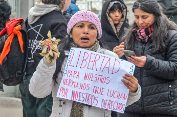 Jujuy, Argentina.- En las fotos tomadas el 17 de julio del 2023, nueve personas que permanecían detenidas en el penal del barrio Alto Comedero, de San Salvador de Jujuy, acusadas de cometer delitos en protestas contra la reforma constitucional aprobada el 20 de junio pasado, fueron liberadas por orden del juez de Control de Jujuy Rodolfo Fernández. En Jujuy, así como en la Ciudad de Buenos Aires, se mantenían las manifestaciones exigiendo la libertad y el cese de la persecusión de parte del gobierno de Gerardo Morales.