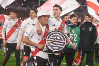 Buenos Aires, Argentina.- En las fotos tomadas el 15 de julio del 2023, River Plate celebra su inminente consagración en la Liga Profesional de Fútbol (LPF) tras el partido con Estudiantes de La Plata en el Monumental. River Plate venció a Estudiantes de La Plata por 3 a 1 y se coronó campeón de la Liga Profesional de Fútbol con dos fechas de anticipación, acompañado por 86.000 fervorosos hinchas que vivieron una fiesta completa en el Monumental.