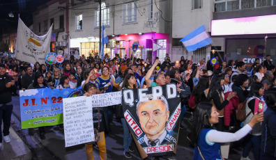 Jujuy, Argentina.- En las fotos tomadas el 5 de julio del 2023, gremios docentes y estatales continúan con las movilizaciones en demanda de recomposición salarial para ambos sectores. El rápido tratamiento y aprobación de la reforma parcial de la Constitución de Jujuy, entre protestas multitudinarias, implicó en su proceso reiterados hechos de represión, allanamientos controvertidos, el armado de causas y detenciones cuestionadas por colectivos de derechos humanos, al cumplirse este miércoles un mes del inicio de las protestas.