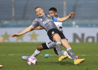 Buenos Aires, Argentina.- En las fotos tomadas el 25 de julio del 2023, durante el partido entre Estudiantes y All Boys por los 16avos de final de la Copa Argentina en el Estadio Centenario Ciudad de Quilmes. Estudiantes le ganó 1-0 a All Boy y avanzó a octavos, esperando a su próximo rival, el ganador del cruce entre Independiente y Central Córdoba de Santiago del Estero.