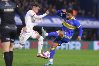 Buenos Aires, Argentina.- In the photos taken on July 10, 2023, during the match between Boca Juniors and Huracán at La Bombonera on date 24 of the Professional League. With a goal from Luis Vázquez, Boca Juniors defeated Huracán 1-0 and returned to victory. El Globo has gone 14 games without winning and it is their fourth defeat in a row.