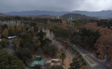 Mendoza, Argentina.- En las fotos tomadas el 7 de julio del 2023, turistas visitan la ciudad de Mendoza durante las vacaciones de invierno. Autoridades turísticas de la Argentina esperan que, en la temporada turística invernal, se ingresen unos 1.000 millones de dólares por gastos provenientes del casi millón y medio de visitantes extranjeros que se prevé recibir. "Esperamos más de 5,5 millones de turistas, con 1,5 millones de turistas del exterior, y un impacto económico de más de 1.000 millones de dólares en términos de turistas extranjeros", dijo el ministro de Turismo y Deportes de Argentina, Matías Lammens.