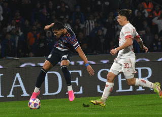 Córdoba, Argentina.- En las fotos tomadas el 10 de julio del 2023, durante el partido entre Tallere y Unión por la fecha 24 de la Liga Profesional en el Estadio Mario Alberto Kempes. Talleres igualó 0-0 contra Unión, un resultado que postergó la coronación de River Plate. El Millonario se aseguró el primer lugar y este resultado obliga a la T a ganar el próximo viernes ante Huracán en Parque Patricios para seguir su disputa el torneo.