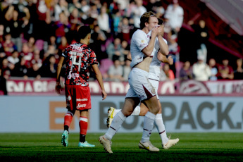 Buenos Aires, Argentina.- In the photos taken on July 30, 2023, during the match between Lanús and Barracas Central on date 27 of the LPF 2023 at the Ciudad de Lanús Néstor Díaz Pérez Stadium. Lanús beat Barracas Central 2-0 and managed to get into the qualifying zone for the Copa Libertadores de América. El Garnet prevailed with goals from Pedro De la Vega and Franco Troyanski.