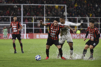 Paraná, Argentina.- In the photos taken on July 12, 2023, during the match between Botafogo and Patronato in a duel corresponding to the first leg of the 2023 Copa Sudamerican playoffs at the Presbítero Bartolomé Grella stadium. Despite Patronato's final attempts, including a goal disallowed for offside in the 79th minute, they failed to score and the match concluded in a 2–0 win for Botafogo