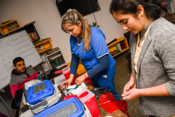 San Juan, Argentina.- En las fotos tomadas el 18 de julio del 2023, profesionales de la salud participan de una jornada de vacunación. El equipo de investigación que desarrolla la vacuna ARVAC Cecilia Grierson, informó que completó el ensayo clínico de fase 3 y presentará la información correspondiente a la ANMAT para continuar el proceso de evaluación y los próximos pasos hacia la eventual aprobación de la vacuna.