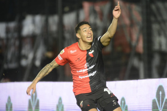 Santa Fe, Argentina.- En las fotos tomadas el 25 de julio del 2023, durante el partido entre Tigre y Colón en el Estadio Brigadier Gral. Estanislao López. Tigre venció por 3-1 a Colón, con goles de Badaloni, Armoa y Cardozo. Con este resultado, Tigre se aleja de disputar el título, mientras que Colón quedó a tres puntos del descenso directo por tabla anual.