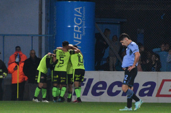 Córdoba, Argentina.- En las fotos tomadas el 6 de julio del 2023, durante el partido entre Belgrano y Barracas Central en el estadio Julio César Villagra en un partido correspondiente a la fecha 23 de la Liga Profesional. Belgrano derrotó por 2 a 0 a Barracas Central con goles de Brian Calderara en el inicio del juego y del ex Talleres Francisco Álvarez en el complemento.