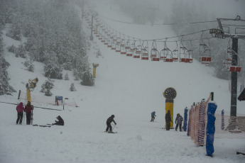 Bariloche, Argentina.- En las fotos tomadas el 4 de julio del 2023, muestra las calles de Bariloche en medio de la temporada de nieve. El Servicio Meteorológico Nacional (SMN) emitió un nuevo alerta por lluvia y nieve en la provincia de Neuquén y Río Negro. La nieve acumulada podría alcanzar entre 40 y 70 cm, con los mayores acumulados en las zonas más elevadas de la cordillera.