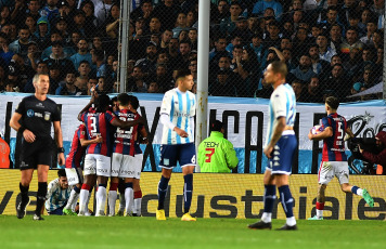 Buenos Aires, Argentina.- En las fotos tomadas el 5 de julio del 2023, durante el partido entre San Lorenzo y Racing por el título de la Liga Profesional Argentina en el Cilindro de Avellaneda. San Lorenzo empató 1-1 con Racing en un duelo polémico, con un expulsado por lado, reclamos de penales no sancionados y un empate que dejó a los de Boedo sin chances de pelearle el título a River.