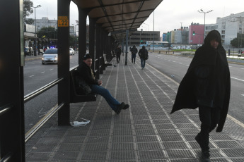 Buenos Aires, Argentina.- En las fotos tomadas el 7 de julio del 2023, muestra las calles de Buenos Aires en medio del paro de colectivos. Un paro de colectivos y una medida de fuerza sorpresiva en el Tren Sarmiento de empleados jerárquicos que reclaman la homologación del Convenio Colectivo -firmado en enero de 2022- dejó sin poder viajar a millones de pasajeros que buscaron formas alternativas para poder llegar al trabajo.