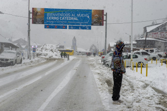 Bariloche, Argentina.- In the photos taken on July 4, 2023, it shows the streets of Bariloche in the middle of the snow season. The National Meteorological Service (SMN) issued a new alert for rain and snow in the province of Neuquén and Río Negro. The accumulated snow could reach between 40 and 70 cm, with the largest accumulated in the highest areas of the mountain range.