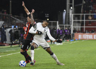 Paraná, Argentina.- In the photos taken on July 12, 2023, during the match between Botafogo and Patronato in a duel corresponding to the first leg of the 2023 Copa Sudamerican playoffs at the Presbítero Bartolomé Grella stadium. Despite Patronato's final attempts, including a goal disallowed for offside in the 79th minute, they failed to score and the match concluded in a 2–0 win for Botafogo