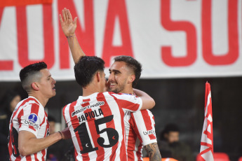 Buenos Aires, Argentina.- In the photos taken on July 18, 2023, during the match between Estudiantes de La Plata and Barcelona de Guayaquil at the Jorge Luis Hirschi Stadium for the Copa Sudamericana. Estudiantes beat Barcelona de Guayaquil 4-0 and qualified for the round of 16 of the Copa Sudamericana. Mauro Méndez scored a brace and Benjamín Rollheiser widened the gap with a goal for the local team. In the second half Guido Carrillo scored the fourth. With this result, Pincha reversed the 2-1 defeat in the first leg.