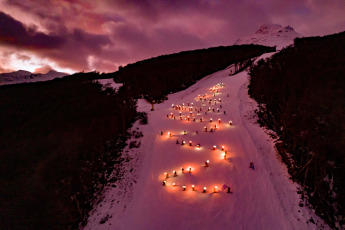 Ushuaia, Argentina.- En las fotos tomadas el 8 de julio del 2023, una multitud presenció la bajada de antorchas en la Fiesta Nacional del Invierno en Ushuaia, la cual se lleva a cabo desde hace 22 años. Este año, se obtuvo el carácter nacional del evento, celebrándose la "Primera Edición de la Fiesta Nacional del Invierno".