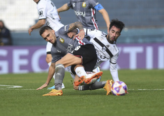 Buenos Aires, Argentina.- En las fotos tomadas el 25 de julio del 2023, durante el partido entre Estudiantes y All Boys por los 16avos de final de la Copa Argentina en el Estadio Centenario Ciudad de Quilmes. Estudiantes le ganó 1-0 a All Boy y avanzó a octavos, esperando a su próximo rival, el ganador del cruce entre Independiente y Central Córdoba de Santiago del Estero.