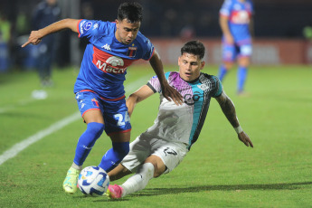 Buenos Aires, Argentina.- En las fotos tomadas el 20 de julio del 2023, durante el partido entre Libertad y Tigre por la Copa Sudamericana en el Estadio José Dellagiovanna, ubicado en San Fernando, Provincia de Buenos Aires. Con gol de Alexander Barboza, Libertad venció 1-0 a Tigre, en la vuelta de los play offs de la Copa Sudamericana 2023. Con este resultado, el elenco paraguayo avanzó a la siguiente etapa del certamen continental.