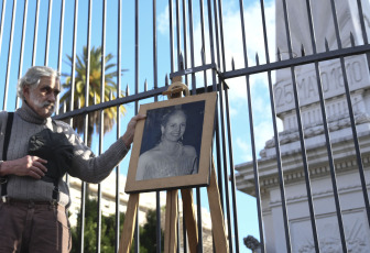 Buenos Aires, Argentina.- En las fotos tomadas el 26 de julio del 2023, un grupo artístico homenajeó en Plaza de Mayo a Evita a 71 años de su fallecimiento, una de las mujeres argentinas más influyente de la historia del país. En distintas ciudades, organizaciones sociales, sindicatos y gremiales homenajearon a la dirigente argentina del siglo XX. De esta manera, actos, encuentros y actividades culturales se llevaron a cabo en todo el país este 26 de julio.