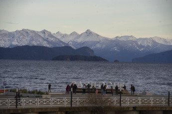 Bariloche, Argentina.- En las fotos tomadas el 14 de julio del 2023, muestra las calles en medio de la ola de frío que atraviesa el país. El Servicio Meteorológico Nacional (SMN) emitió una alerta meteorológica amarilla por frío extremo en Buenos Aires y para más de 55 localidades de Argentina. Las temperaturas mínimas alcanzarán los -8°C para algunos sectores de la Patagonia y las máximas serán de 15°C en el centro del país. El alerta rige para las provincias de Santa Cruz, La Pampa, San Luis, Córdoba, Mendoza, San Juan, La Rioja, Chaco, Corrientes, Misiones, Formosa, Jujuy y Salta.