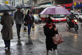 Buenos Aires, Argentina.- En las fotos tomadas el 13 de julio del 2023, muestra las calles de Buenos Aires en medio de las lluvias. El Servicio Meteorológico Nacional (SMN) lanzó este miércoles una alerta por tormentas fuertes con lluvias intensas y ráfagas de viento de hasta 50 kilómetros por hora. Según indicó el organismo, la advertencia naranja y amarilla rige para las provincia de Buenos Aires, Santa Fe, Corrientes, Entre Ríos y Chaco.