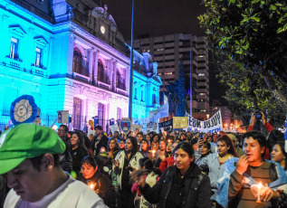 Jujuy, Argentina.- En las fotos tomadas el 11 de julio del 2023, espacios que integran la Multisectorial contra la Reforma de la Constitución jujeña realizaron otra multitudinaria marcha de antorchas para exigir al gobierno provincial de Gerardo Morales el "cese de la persecución y represión a los que luchan", que se derogue la nueva carta magna y que "ningún salario esté por debajo de la línea de la pobreza". Este jueves 13 de julio se retomarán las reuniones paritarias entre los gremios que representan a los educadores de los distintos niveles y las autoridades del Gobierno.