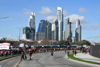 Buenos Aires, Argentina.- En las fotos tomadas el 13 de julio del 2023, organizaciones sociales se concentraron y marcharon por un aumento del salario mínimo. El Consejo del Salario Mínimo, Vital y Móvil aprobó este jueves por mayoría un aumento del 34 % en tres tramos (julio a septiembre), lo que elevará ese ingreso a 105.500 pesos este mes, a 112.500 en agosto y a 118.000 pesos en septiembre.