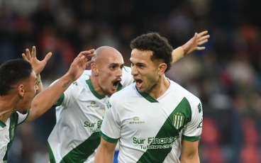 Buenos Aires, Argentina.- En las fotos tomadas el 5 de julio del 2023, durante el partido entre Banfield y Tigre en el Estadio Monumental de Victoria (José Dellagiovanna) por la Liga Profesional Argentina. Banfield venció por 2-1 a Tigre con un doblete de Bisanz, mientras que Luciatti consiguió el descuento y luego se fue expulsado.