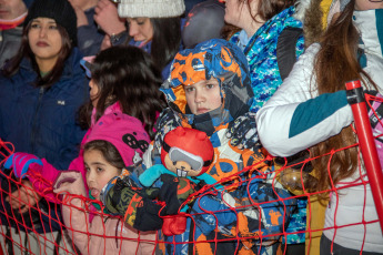 Ushuaia, Argentina.- En las fotos tomadas el 8 de julio del 2023, una multitud presenció la bajada de antorchas en la Fiesta Nacional del Invierno en Ushuaia, la cual se lleva a cabo desde hace 22 años. Este año, se obtuvo el carácter nacional del evento, celebrándose la "Primera Edición de la Fiesta Nacional del Invierno".