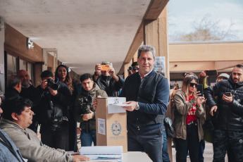 San Juan, Argentina.- En las fotos tomadas el 3 de julio del 2023, el gobernador de San Juan, Sergio Uñac, emite su voto durante las elecciones locales en San Juan. Uñac, reconoció la derrota del oficialismo en las elecciones locales, felicitó a quien será su sucesor y consideró que “hay un proceso de 20 años de peronismo” en la provincia que se debe “reestructurar”.