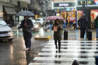 Buenos Aires, Argentina.- In the photos taken on July 13, 2023, it shows the streets of Buenos Aires in the middle of the rain. The National Meteorological Service (SMN) launched an alert on Wednesday for strong storms with heavy rains and wind gusts of up to 50 kilometers per hour. According to the agency, the orange and yellow warning applies to the provinces of Buenos Aires, Santa Fe, Corrientes, Entre Ríos and Chaco.