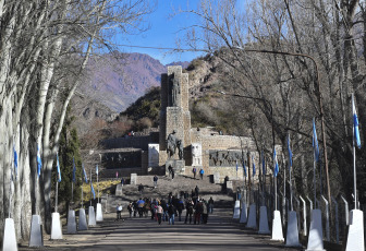 Mendoza, Argentina.- En las fotos tomadas el 12 de julio del 2023, muestra postales de la ciudad de Mendoza en medio de las vacaciones de invierno. La temporada de invierno promete buenos números para Argentina. Desde el Ministerio de Turismo estiman que se movilizarán 5,5 millones de personas alrededor del país que, junto con los extranjeros, sumarán un total de 7 millones de turistas.