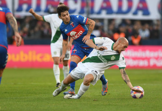 Buenos Aires, Argentina.- En las fotos tomadas el 5 de julio del 2023, durante el partido entre Banfield y Tigre en el Estadio Monumental de Victoria (José Dellagiovanna) por la Liga Profesional Argentina. Banfield venció por 2-1 a Tigre con un doblete de Bisanz, mientras que Luciatti consiguió el descuento y luego se fue expulsado.