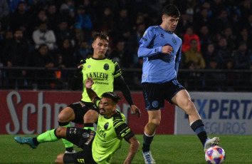 Córdoba, Argentina.- En las fotos tomadas el 6 de julio del 2023, durante el partido entre Belgrano y Barracas Central en el estadio Julio César Villagra en un partido correspondiente a la fecha 23 de la Liga Profesional. Belgrano derrotó por 2 a 0 a Barracas Central con goles de Brian Calderara en el inicio del juego y del ex Talleres Francisco Álvarez en el complemento.